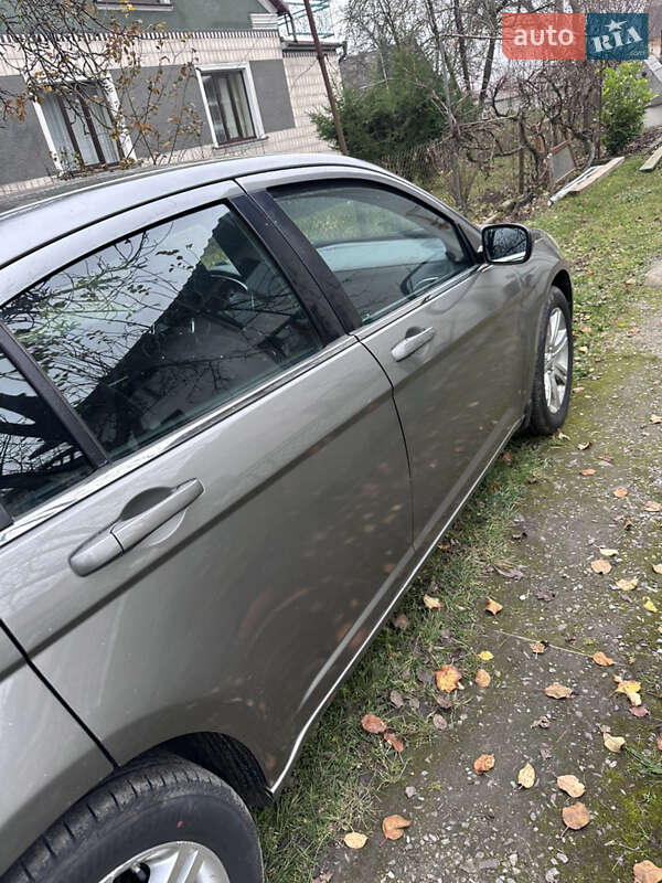 Седан Chrysler 200 2013 в Красном