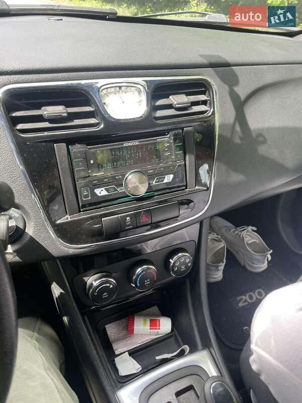 Седан Chrysler 200 2013 в Красном