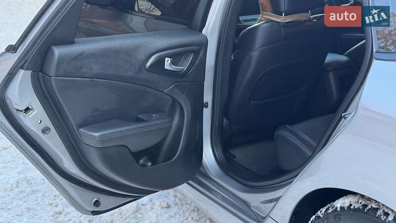 Седан Chrysler 200 2015 в Чернигове