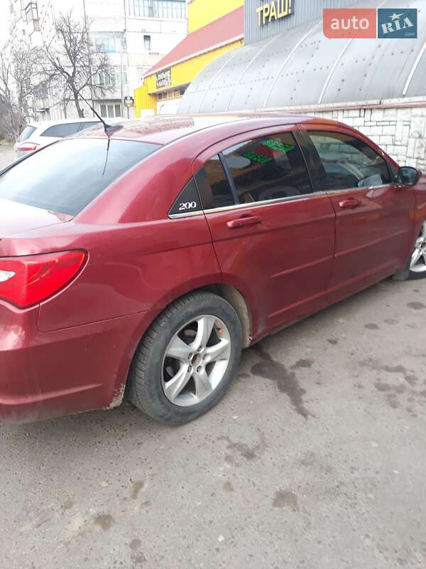 Седан Chrysler 200 2013 в Ровно