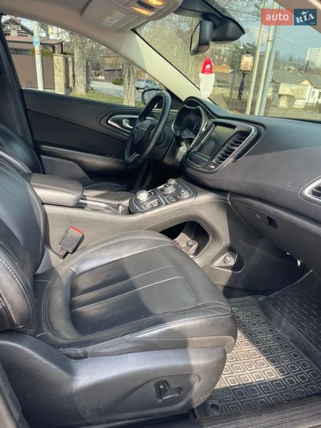 Седан Chrysler 200 2015 в Львове