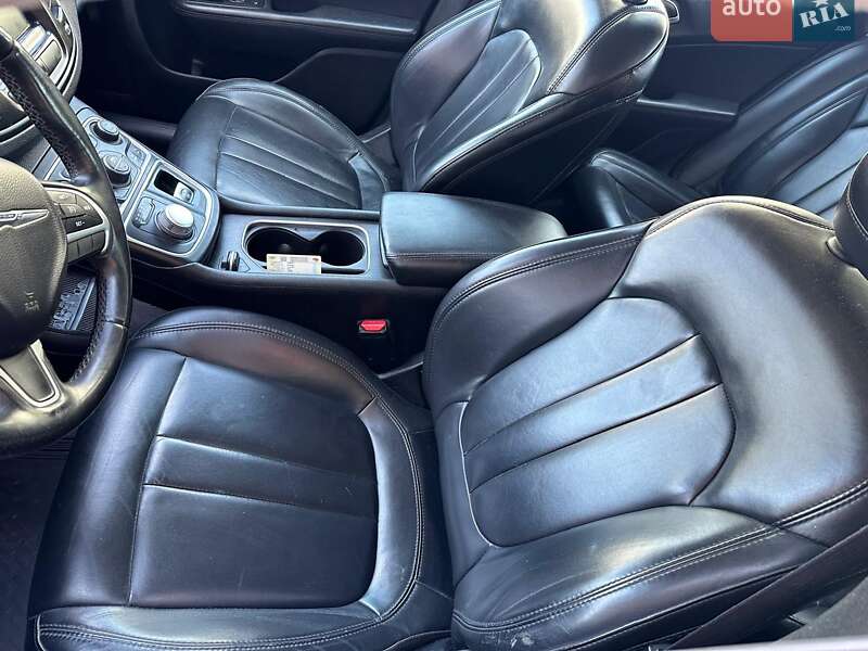 Седан Chrysler 200 2016 в Черновцах