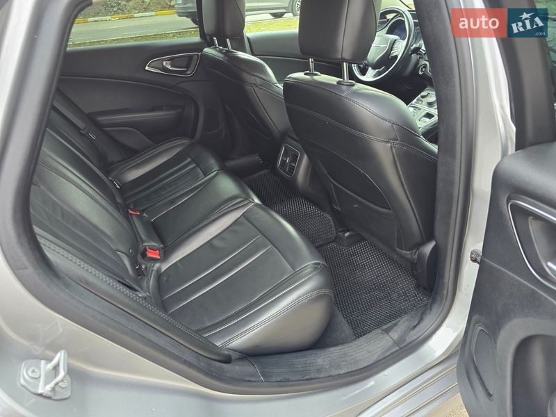 Седан Chrysler 200 2016 в Киеве