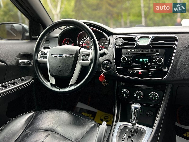 Седан Chrysler 200 2013 в Львове