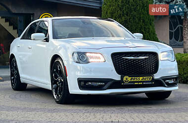 Седан Chrysler 300 S 2015 в Львове