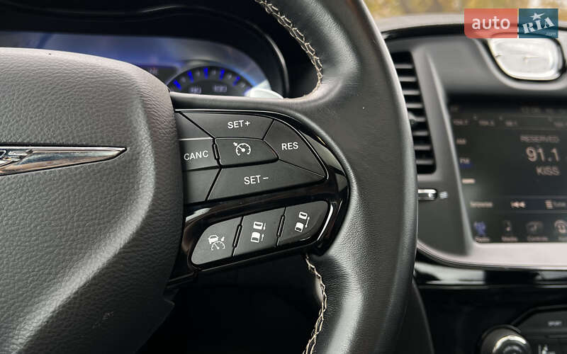 Седан Chrysler 300 S 2015 в Львові