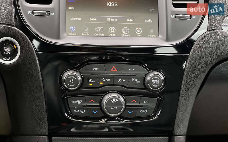 Седан Chrysler 300 S 2015 в Львові