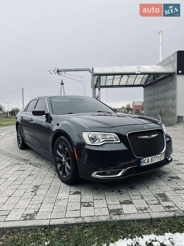 Седан Chrysler 300 2016 в Львові