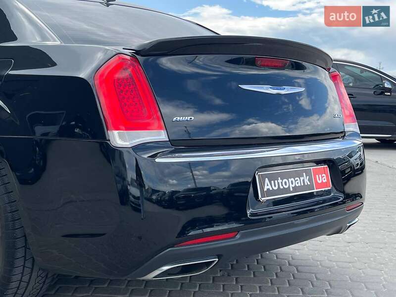 Седан Chrysler 300 2018 в Львове