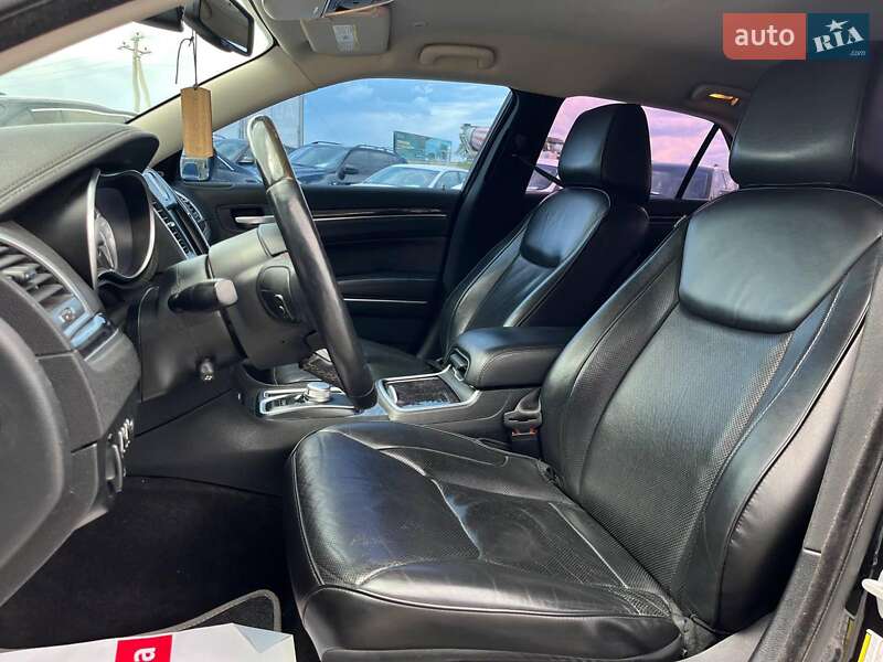 Седан Chrysler 300 2018 в Львове