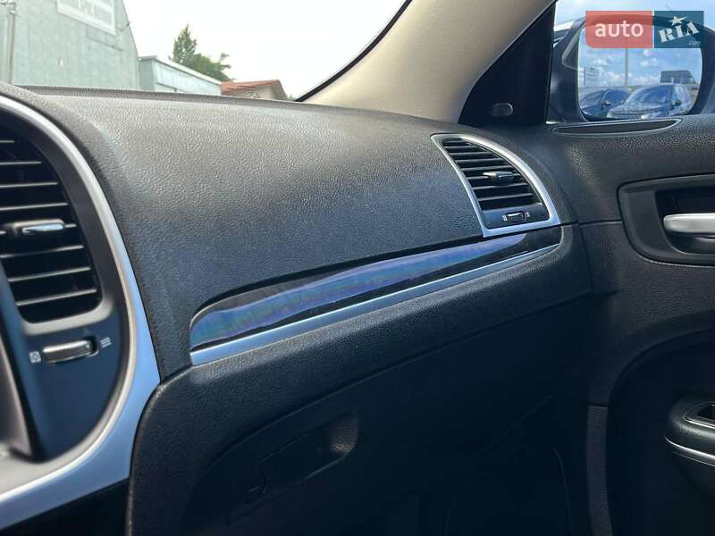 Седан Chrysler 300 2018 в Львове
