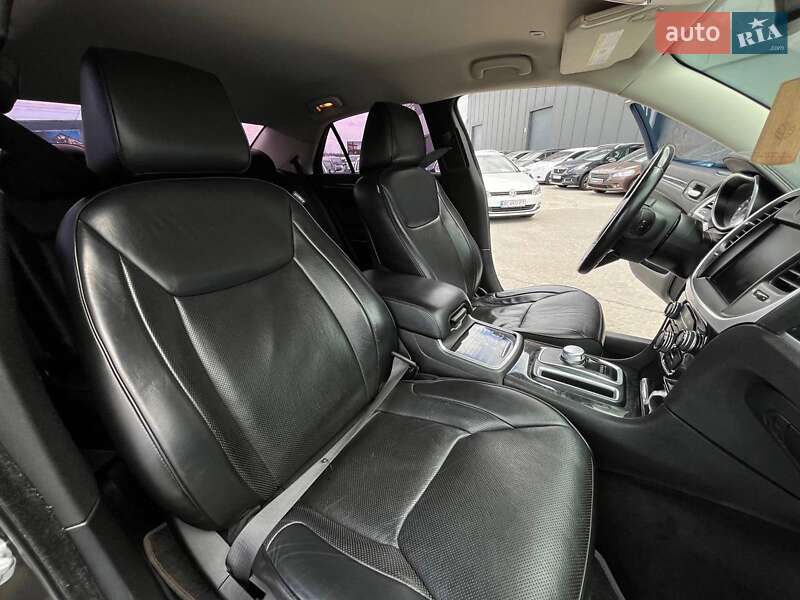 Седан Chrysler 300 2018 в Львове
