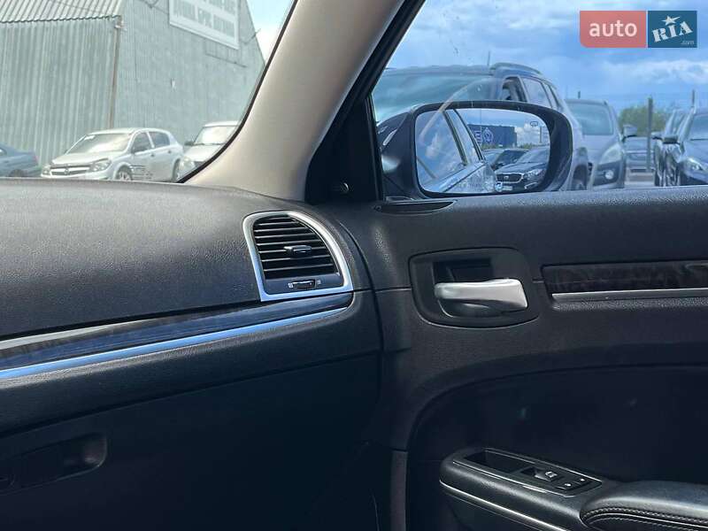 Седан Chrysler 300 2018 в Львове