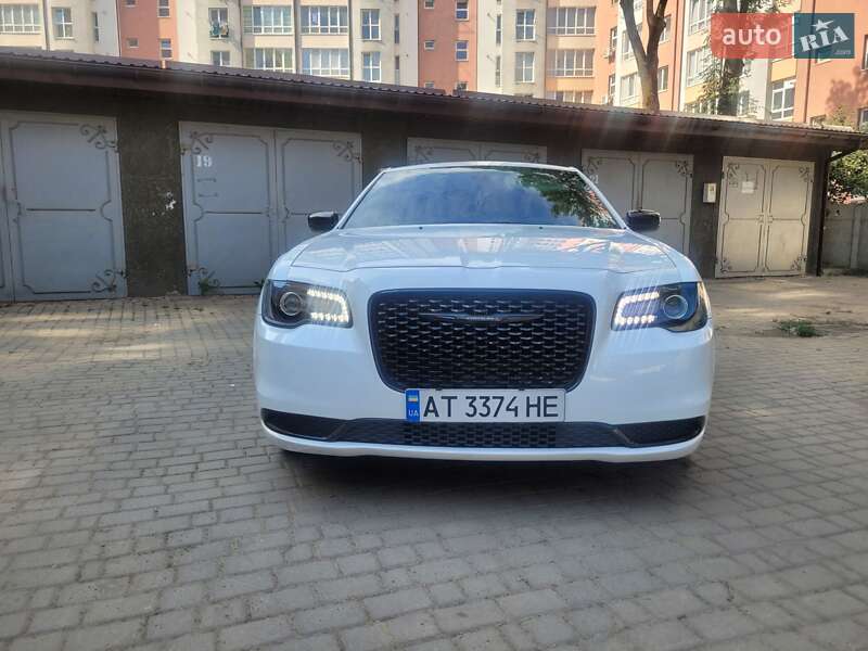 Седан Chrysler 300 2018 в Ивано-Франковске