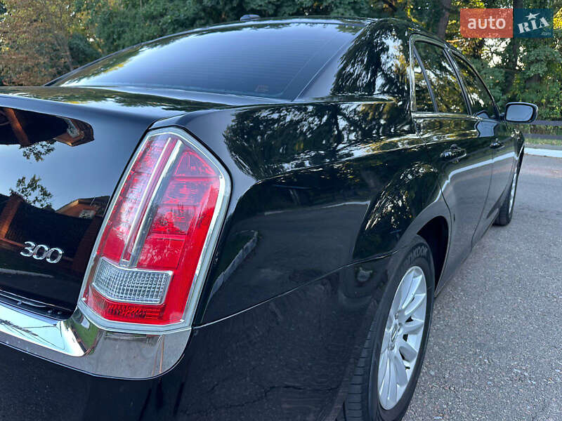 Седан Chrysler 300 2012 в Києві