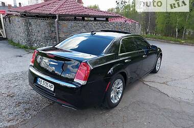 Седан Chrysler 300C 2016 в Киеве