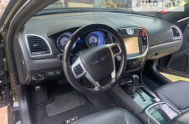 Седан Chrysler 300C 2012 в Львове