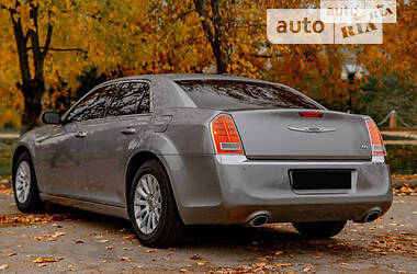 Седан Chrysler 300C 2013 в Києві