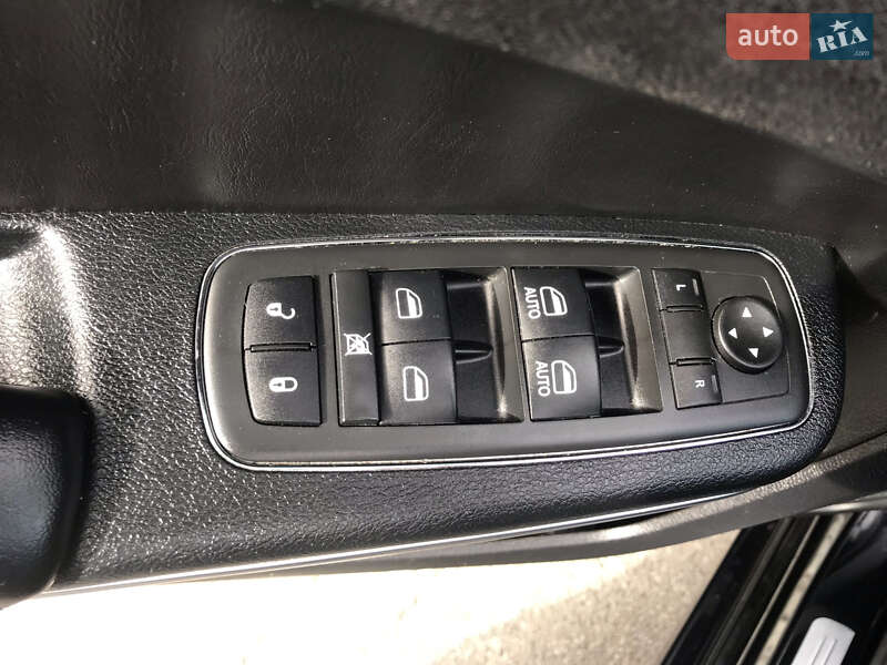 Седан Chrysler 300C 2016 в Киеве