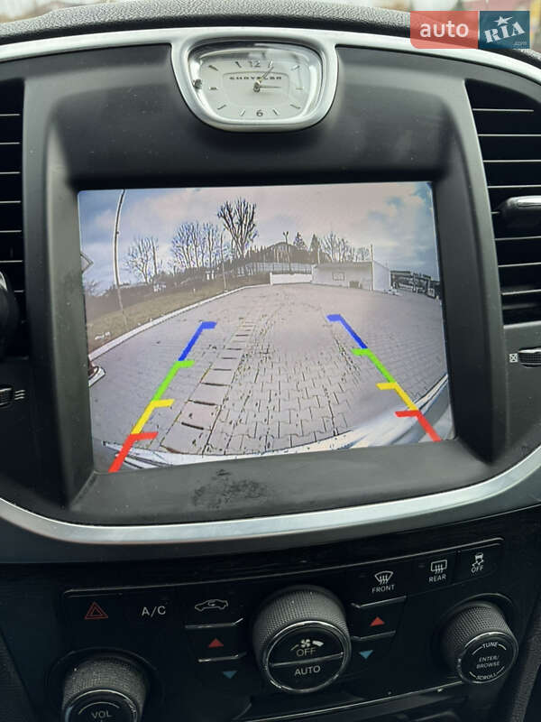 Седан Chrysler 300C 2014 в Черновцах