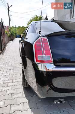 Седан Chrysler 300C 2012 в 