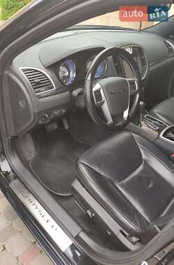 Седан Chrysler 300C 2012 в 