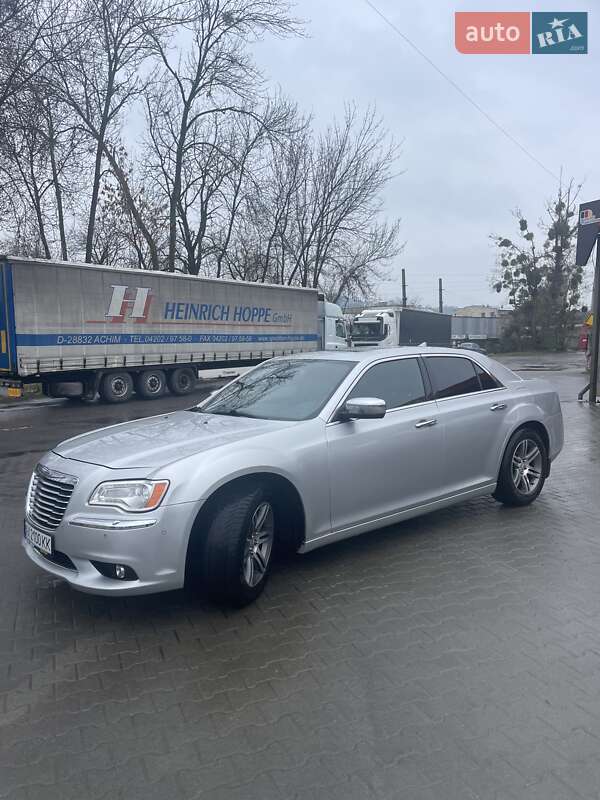 Седан Chrysler 300C 2012 в Львове