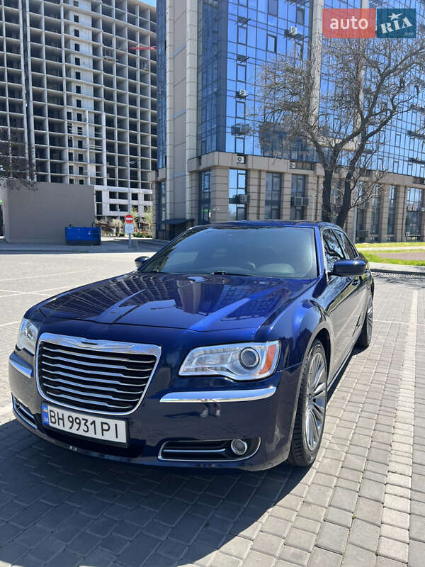 Седан Chrysler 300C 2013 в 
