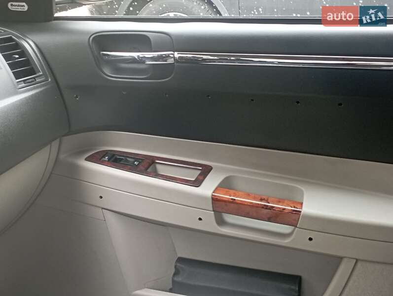 Седан Chrysler 300C 2006 в Дрогобичі