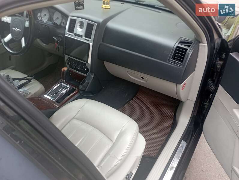 Седан Chrysler 300C 2006 в Дрогобичі