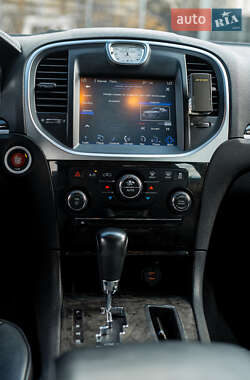 Седан Chrysler 300C 2012 в 