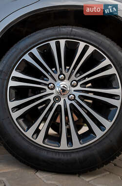 Седан Chrysler 300C 2012 в 