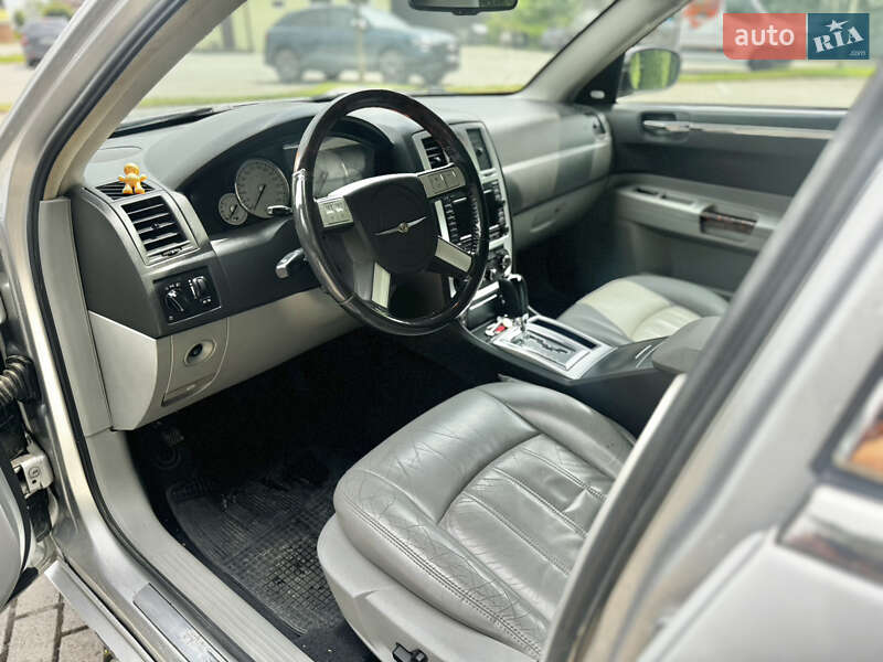 Седан Chrysler 300C 2008 в Львові