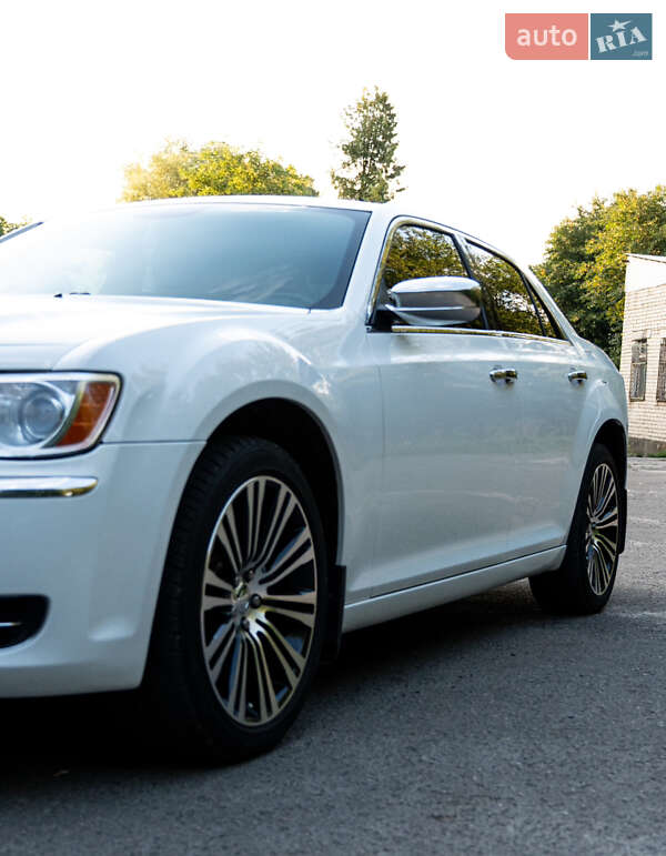 Седан Chrysler 300C 2014 в Хмельницком
