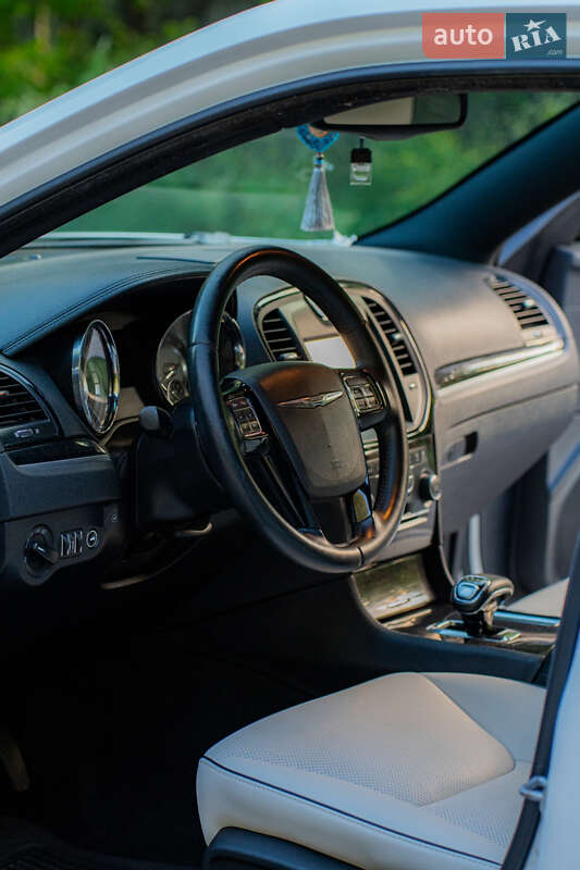 Седан Chrysler 300C 2014 в Хмельницком