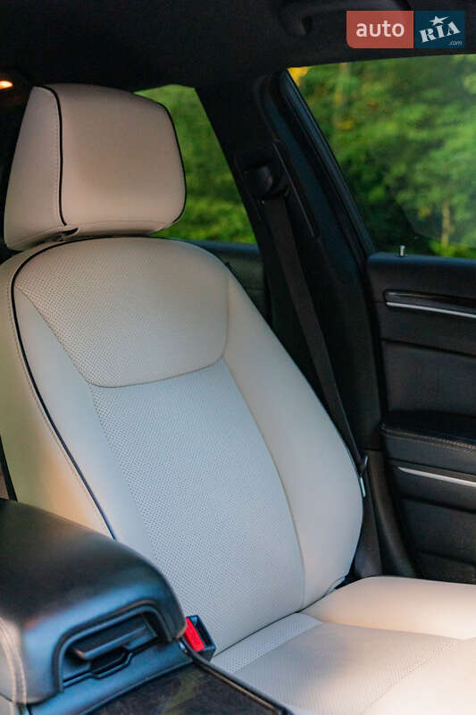 Седан Chrysler 300C 2014 в Хмельницком