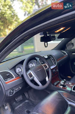 Седан Chrysler 300C 2013 в 
