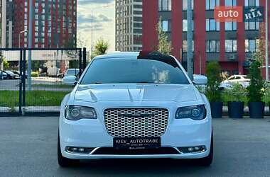 Седан Chrysler 300C 2015 в 