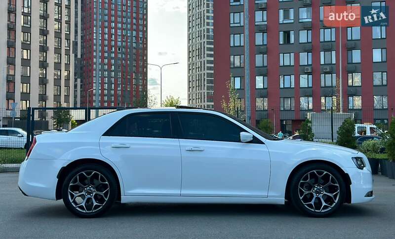 Седан Chrysler 300C 2015 в Киеве