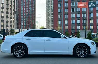 Седан Chrysler 300C 2015 в 