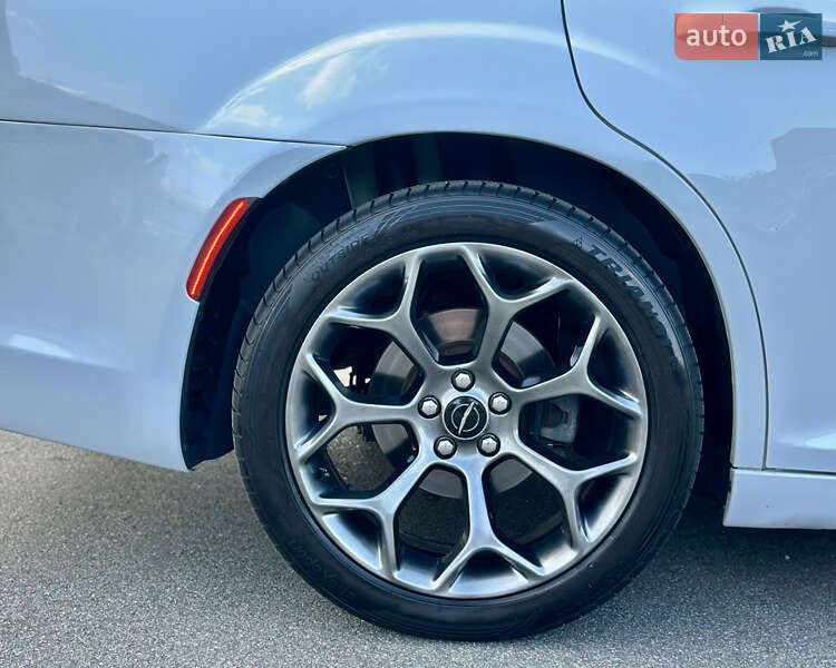 Седан Chrysler 300C 2015 в Киеве
