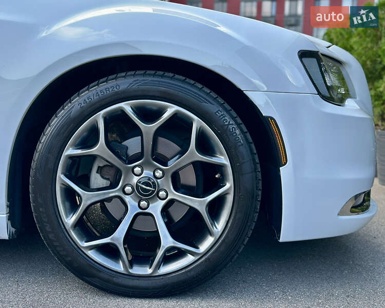 Седан Chrysler 300C 2015 в Киеве