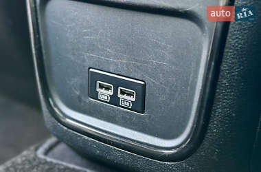 Седан Chrysler 300C 2015 в 