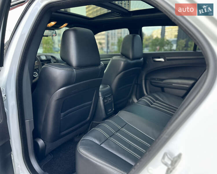Седан Chrysler 300C 2015 в Киеве