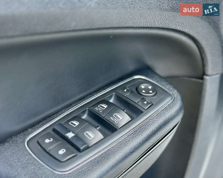 Седан Chrysler 300C 2015 в Киеве