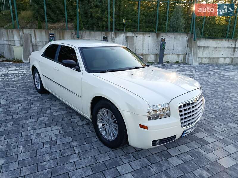 Седан Chrysler 300C 2008 в Львове