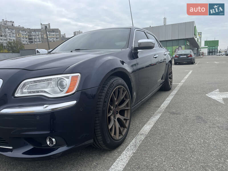 Седан Chrysler 300C 2012 в 