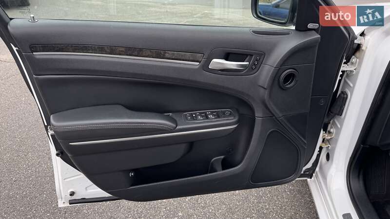 Седан Chrysler 300C 2016 в Києві фото 20 Седан Chrysler 300C 2016 в Києві