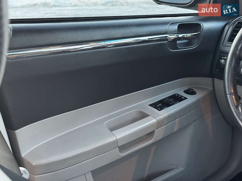 Седан Chrysler 300C 2006 в Львове