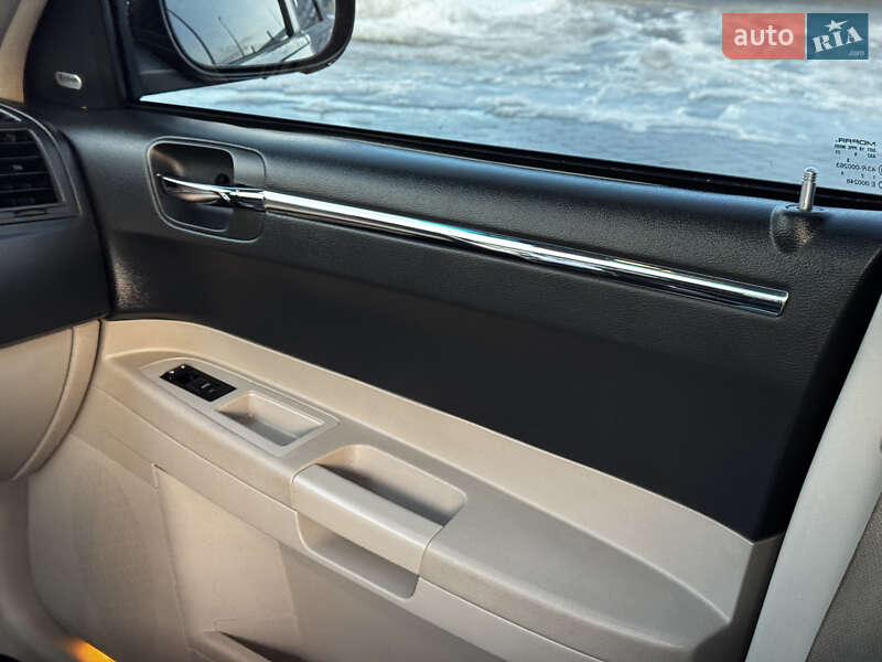 Седан Chrysler 300C 2006 в Львове